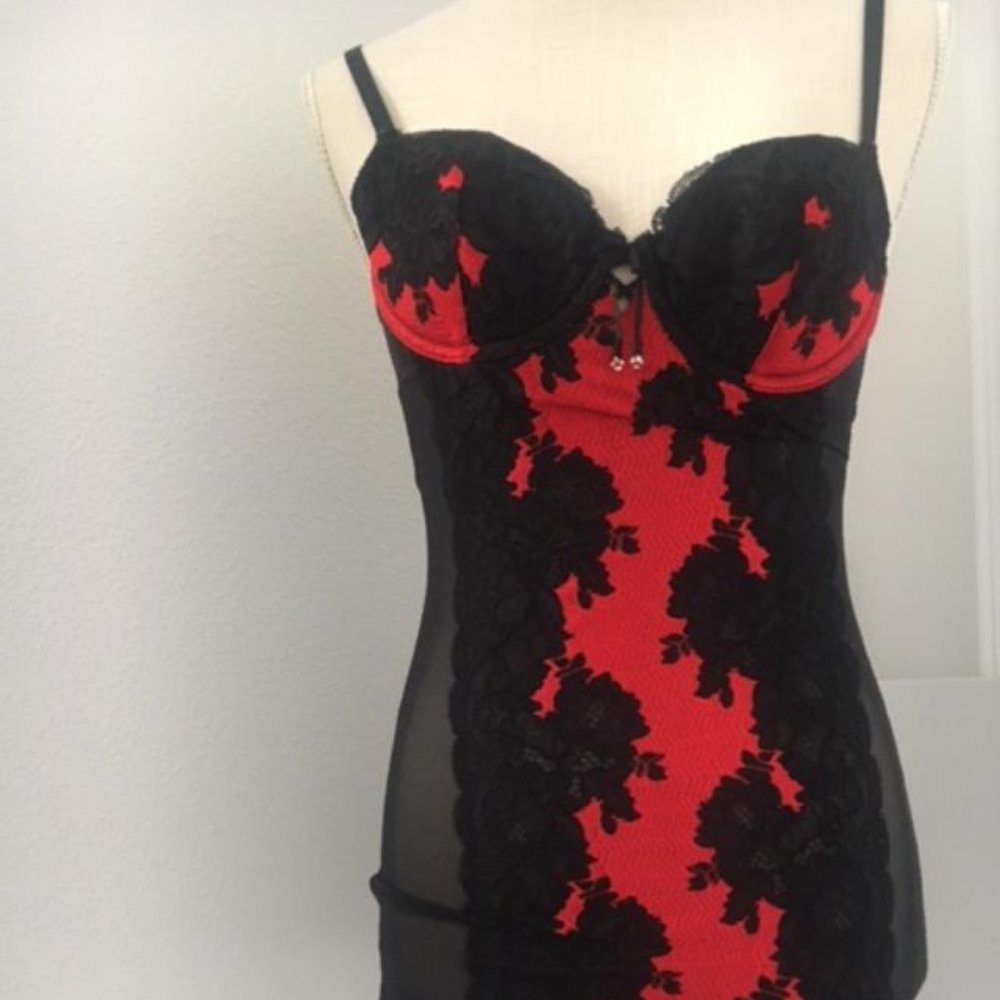 Victoria's Secret Garterslip, size 34 B  Red/black